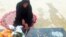 گوهر عشقی بر مزار ستار، پسرش