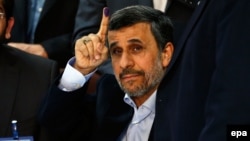 Махмуд Ахмадінеджад показує вмочений у чорнило палець після реєстрації кандидатом у виборчій комісії Міністерства внутрішніх справ Ірану, Тегеран, 12 квітня 2017 року