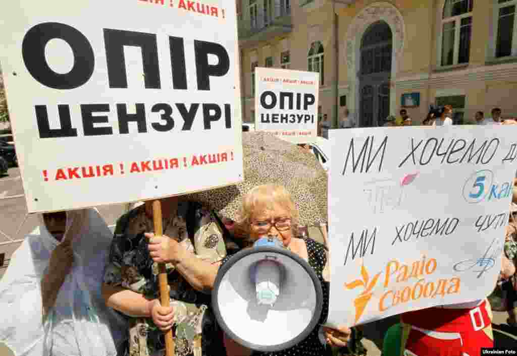 Учасники акції «Опір цензурі» біля Адміністрації Президента вимагають припинити тиск на українські медіа, Київ, 3 червня.Photo by Sergiy Svitlytskyi for Ukrainian Foto 