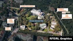 Наименования на местата около руското посолство в Прага. Границата на посолството в долната част на тази снимка минава по безименен участък от железопътна линия.