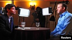 Американський поліцейський Даррен Вілсон (справа) дає інтерв'ю каналу Ей-Бі-Сі 