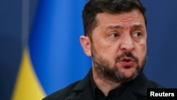 «Стріляти тут, в Україні, можна тільки в російських окупантів для захисту України. Жодна інша перестрілка ніколи не буде сприйматися нашою державою як щось таке, що комусь дозволене», – наголосив Зеленський