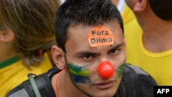 یکی از معترضان با شعار کناره‌گیری دیلما روسف