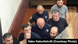 ჭიათურელი მაღაროელები ქუთაისის საქალაქო სასამართლოში, სამართალდამცავების გარემოცვაში. არქივის ფოტო. ავტორი: ვაკო ნაცვლიშვილი