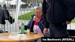 Dijana Hrka, majka jednog od 16 poginulih u Novom Sadu, štrajkuje glađu pored zgrade Skupštine Srbije u centru Beograda, 3. novembar 2025. 