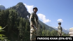 Indian paramilitary soldiers stand guard at a checkpoint along a highway near Srinagar, the summer capital of Indian Kashmir. (file photo)