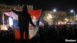 Protestatari strigă sloganuri la o demonstrație împotriva acordului susținut de Occident privind normalizarea relațiilor dintre Kosovo și Serbia, Belgrad, 17 martie 2023.