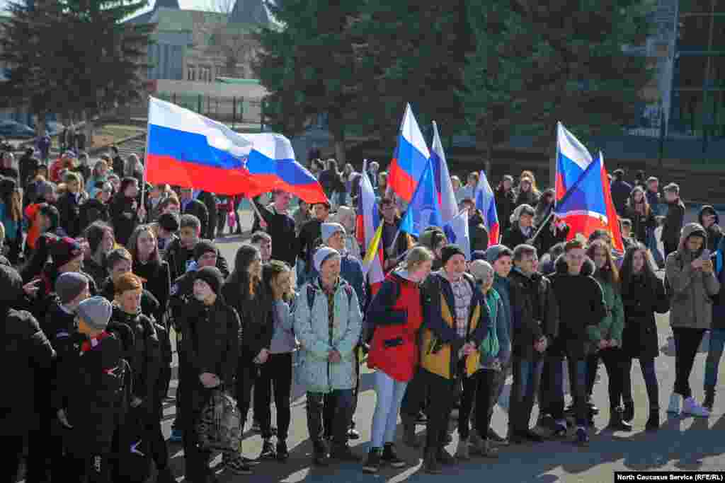 Было заявлено, что каждый желающий мог стать участником многочисленных танцевальных флешмобов, проверить свои знания о футболе в увлекательных викторинах. Мало что было реализовано из всего того, что анонсировалось мэрией города