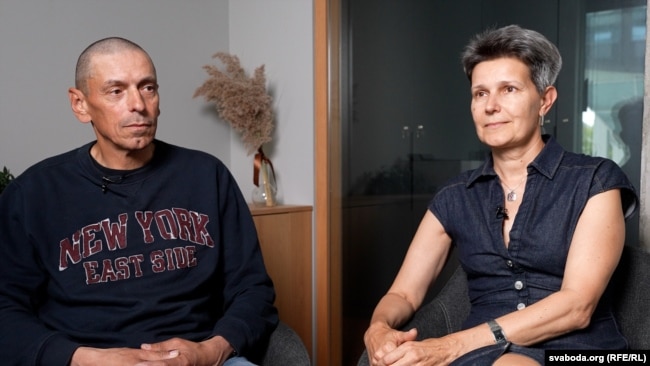 Ihar és Ina Karnei a Szabad Európának nyilatkoznak 2025. június 27-én, miután Ihar kiszabadult a belarusz börtönből