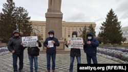 Требующие наказать виновных в убийстве сына покойного активиста Дулата Агадила вышли на площадь Уральска. 12 ноября 2020 года.