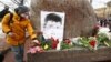 27 февраля у мемориала Немцова на Большом Москворецком мосту выстроилась очередь из желающих возложить цветы