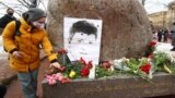 27 февраля у мемориала Немцова на Большом Москворецком мосту выстроилась очередь из желающих возложить цветы