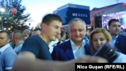 Igor Dodon, în mulțime, la Comrat