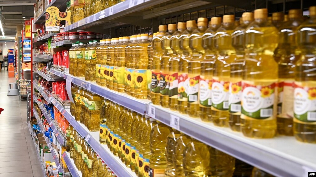 برخی استدلال میکنند در شرایطی که صافولا تولیدکننده بیش از چهل درصد روغن مصرفی در ایران است و هشتاد درصد سهام شرکت مهم «صنایع بهشهر» را در اختیار دارد، تصمیم آن به خروج از ایران با معیارهای اقتصادی مطابقت ندارد