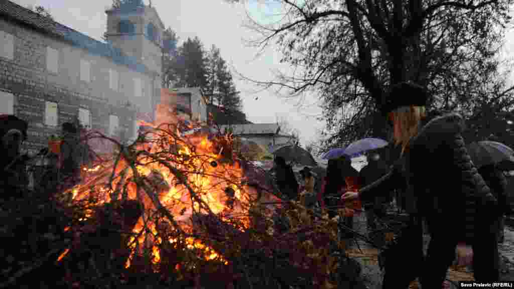Nalaganje badnjaka, Srpska pravoslavna crkva.