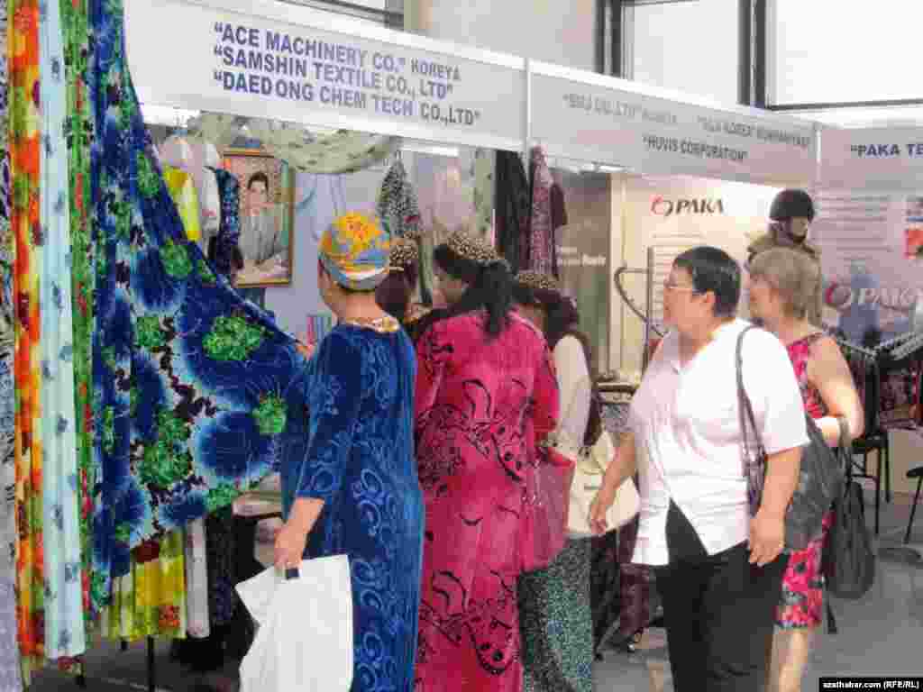 3-nji iýunda Aşgabatda “Türkmenistanyň dokma senagatynyň Garaşsyzlyk ýyllarynda ýeten sepgitleri we geljegi” atly dokma önümleriniň halkara sergisi açyldy. 