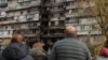 26 жовтня 2025 року, Деснянський район столиці. Люди дивляться на багатоповерхівку, в яку влучив російський ударний БпЛА. <br><br>Мешканців будинку евакуювали на час проведення рятувальної операції: з верхніх поверхів було врятовано 13 осіб
