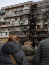 26 жовтня 2025 року, Деснянський район столиці. Люди дивляться на багатоповерхівку, в яку влучив російський ударний БпЛА. <br><br>Мешканців будинку евакуювали на час проведення рятувальної операції: з верхніх поверхів було врятовано 13 осіб