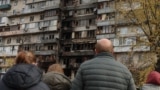 26 жовтня 2025 року, Деснянський район столиці. Люди дивляться на багатоповерхівку, в яку влучив російський ударний БпЛА. <br><br>Мешканців будинку евакуювали на час проведення рятувальної операції: з верхніх поверхів було врятовано 13 осіб