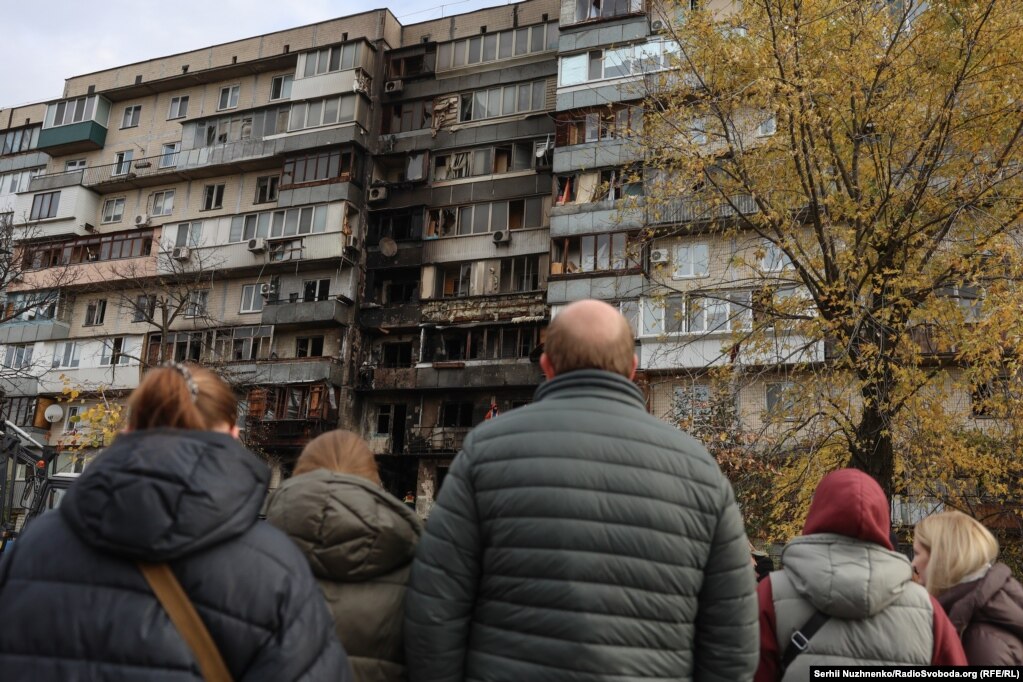 26 жовтня 2025 року, Деснянський район столиці. Люди дивляться на багатоповерхівку, в яку влучив російський ударний БпЛА. Мешканців будинку евакуювали на час проведення рятувальної операції: з верхніх поверхів було врятовано 13 осіб