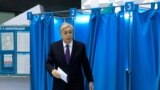 Президент Казахстана Касым-Жомарт Токаев на избирательном участке в день внеочередных президентских выборов. 20 ноября 2022 года