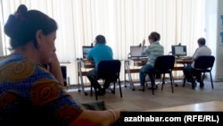 Türkmenistanda internet kafelerinde adamlar özlerini hasaba aldyrmaga borçludyrlar