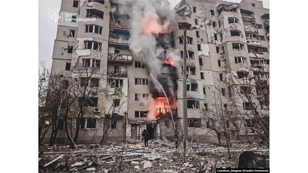 Flăcări în Kupiansk, din estul Ucrainei, după ce Rusia a lovit pe 6 aprilie.
