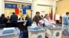 Comuniștii moldoveni cer renumărarea voturile la referendumul din 20 octombrie, fiind nemulțumiți că în secțiile de votare din țările Uniunii Europene erau steagurile... Uniunii Europene. Imagine dintr-o secție de votare din București.