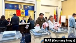 Comuniștii moldoveni cer renumărarea voturile la referendumul din 20 octombrie, fiind nemulțumiți că în secțiile de votare din țările Uniunii Europene erau steagurile... Uniunii Europene. Imagine dintr-o secție de votare din București.