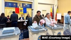 Interiorul unei secții de votare din București.