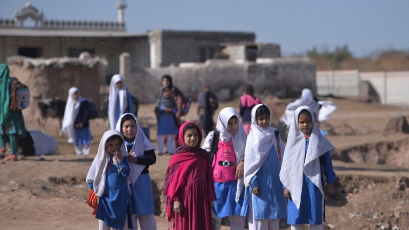 'پاکستان کې په زرګونه ماشومان له تعلیمه بې برخې دي'