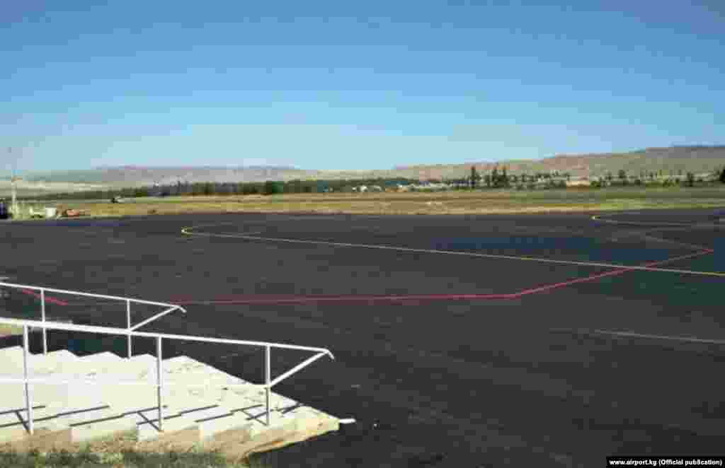 Аэропорттун учуп-конуу тилкесинин жалпы узундугу 1 735 метр, ал эми туурасы 35 метрди түзөт.&nbsp;