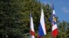 پرچم‌های روسیه و کریمه در مرکز کریمه