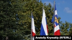 پرچم‌های روسیه و کریمه در مرکز کریمه