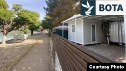 Në vend të kamp-shtëpizave lëvizëse, në Gradishtë po lëshohen me qira struktura të përhershme prej betoni dhe materialeve të tjera. 