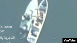(تصویری از ویدئو منتشر شده توسط ائتلاف به رهبری عربستان از دو قایق‌ بمبگذاری شده حوثی‌ها 