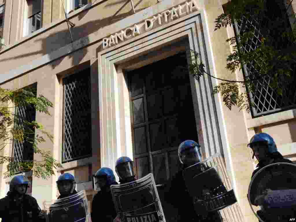 Policia italiane n&euml; &quot;mbrojtje t&euml; Bank&euml;s s&euml; Italis&euml;&quot; nga protestuesit.