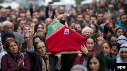 Женщины несут гроб с телом Саригуль Туйлу, погибшей при взрыве в Анкаре, 11 октября 2015 года.