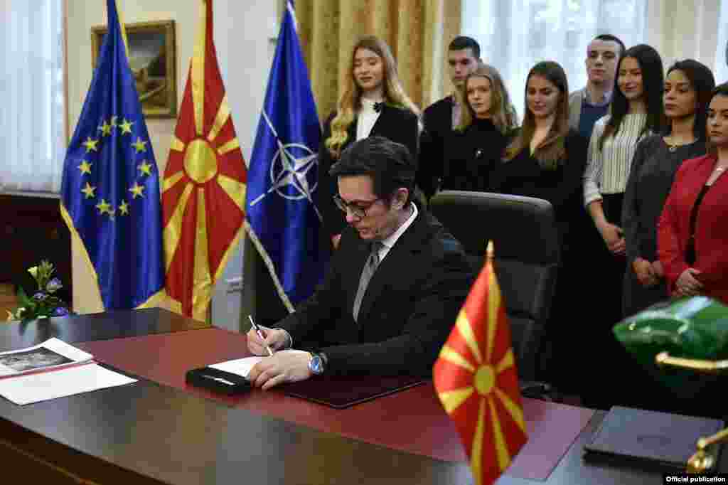 МАКЕДОНИЈА - Претседателот Стево Пендаровски денеска во присуство на студенти од Правниот факултет го потпиша указот за прогласување на Законот за ратификација на Северноатлантскиот договор.