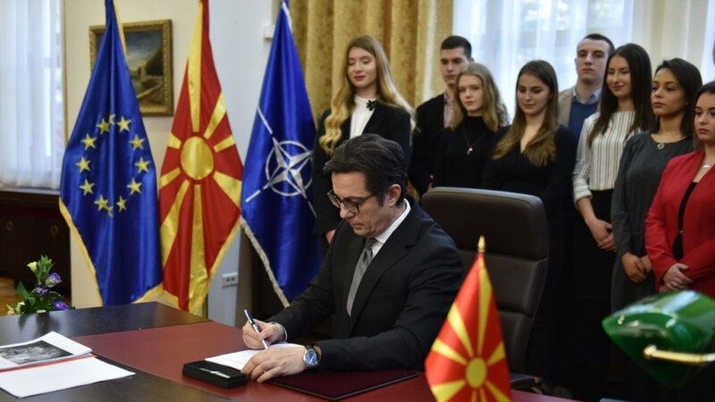 Пендаровски ја потпиша ратификацијата за НАТО