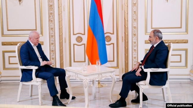 Премьер-министр Никол Пашинян дает интервью 1in.am