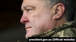 Ukrainian President Petro Poroshenko says he supports a move to introduce martial law.