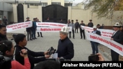 Акция протеста у здания посольства Казахстана в Кыргызстане. Бишкек, 3 ноября 2017 года.