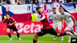 გიორგი მიქაუტაძე პენალტს ურტყამს ჩეხეთის ნაკრების კარში.