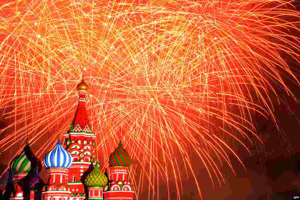 Fireworks explode above St. Basil&#39;s cathedral during the Spasskaya Tower international military and music festival on &nbsp;Moscow&#39;s Red Square. (AFP/Kirill Kudryavtsev)