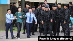 Полиция билікке қарсы наразылыққа келген адамды ұстап әкетіп барады. Алматы, 2020 жылдың маусымы. 
