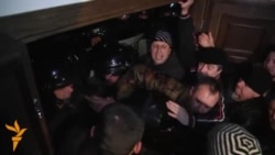 У Молдові протестувальники увірвалися до будівлі парламенту (відео)