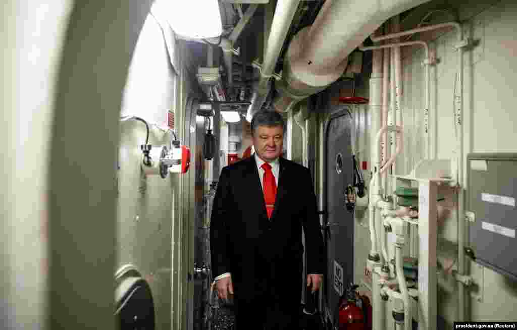 Президент Петро Порошенко під час відвідування есмінеця ВМС США &laquo;Дональд Кук&raquo;, Одеса, 26 лютого 2019 року