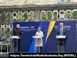 Глава внешнеполитического ведомства ЕС Кая Каллас (в центре), тогда премьер-министр Украины Денис Шмыгаль (слева) и министр иностранных дел Украины Андрей Сибига во время встречи, посвященной созданию Спецтрибунала по преступлению агрессии. Львов, 9 мая 2025 года