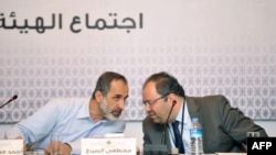 Председатель оппозиционной сирийской Национальной коалиции Ахмед Муаз аль-Хатиб и его заместитель Мустафа Саббах на встрече в Стамбуле